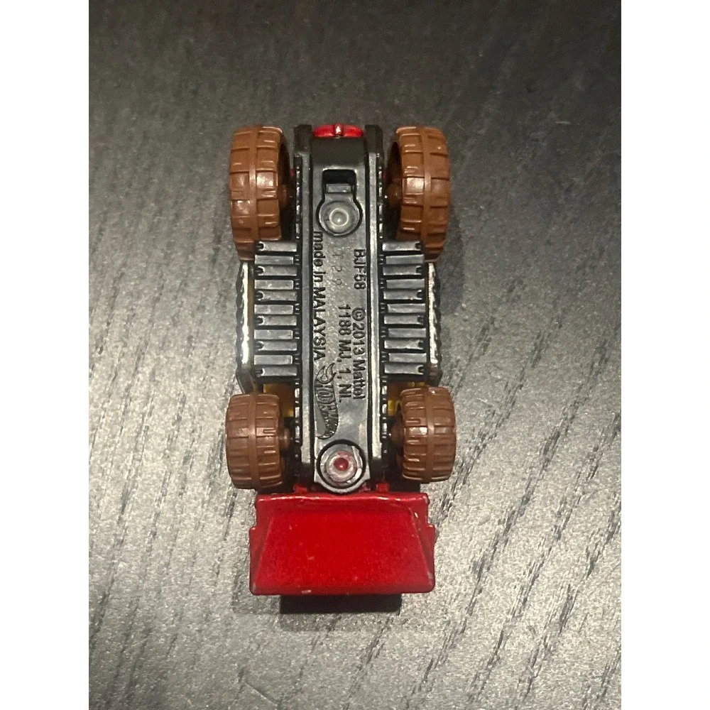 Hot Wheels Speed Dozer‎ Red Yellow 2013 Mattel BJF58 Diecast Bulldozer Truck